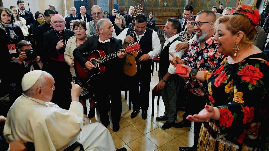 Papst trifft auf Bedürftige Foto: Vatican Media (Independent Photo Agency Intl/imago)