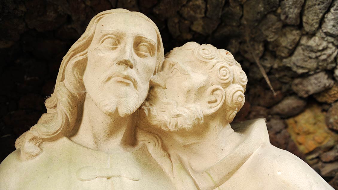 Judas verrät Jesus mit einem Kuss.