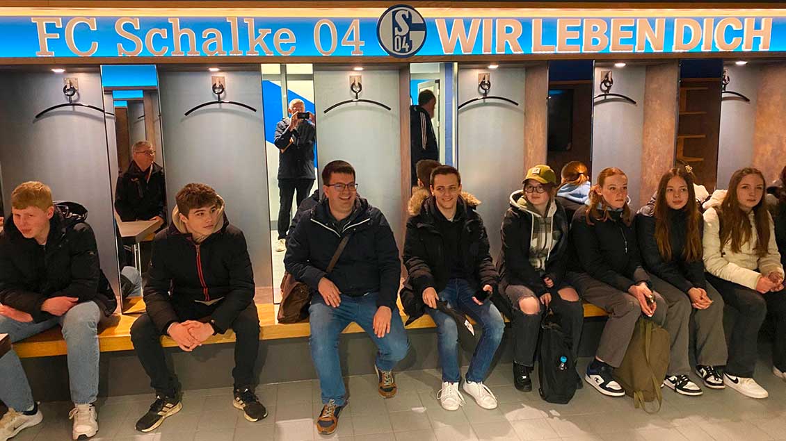 Die Firmlinge in der Umkleidekabine der Schalker Mannschaft. | Foto: Johannes Bernard
