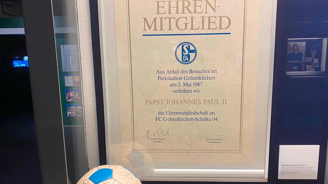 Im Schalke-Museum: Urkunde für die Ehrenmitgliedschaft von Johannes Paul II., verliehen anlässlich seines Besuchs im Parkstadion am 2. Mai 1987. | Foto: Johannes Bernard