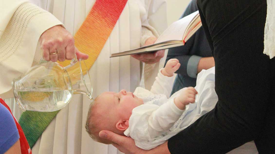 Taufe eines Kleinkindes Foto: Himstedt