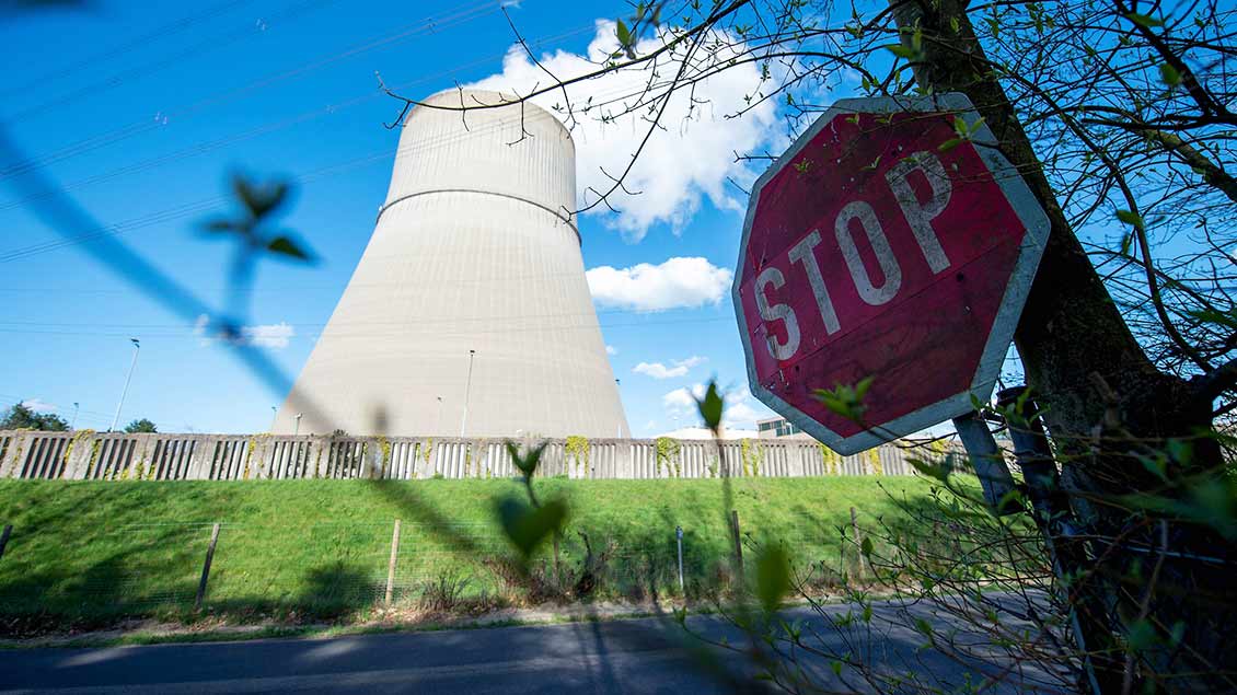 Stop-Schild vor dem Kühlturm des Atomkraftwerks Emsland