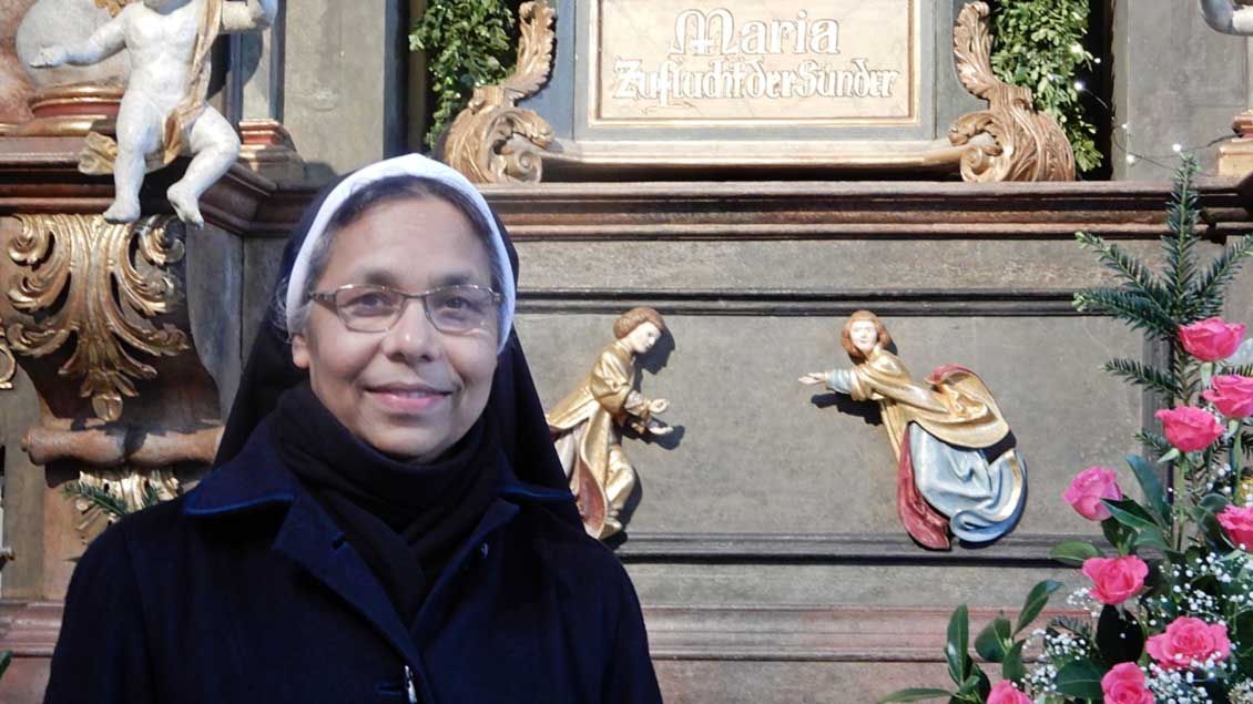 Schwester Ansa vor dem Marienbaumer Gnadenbild.