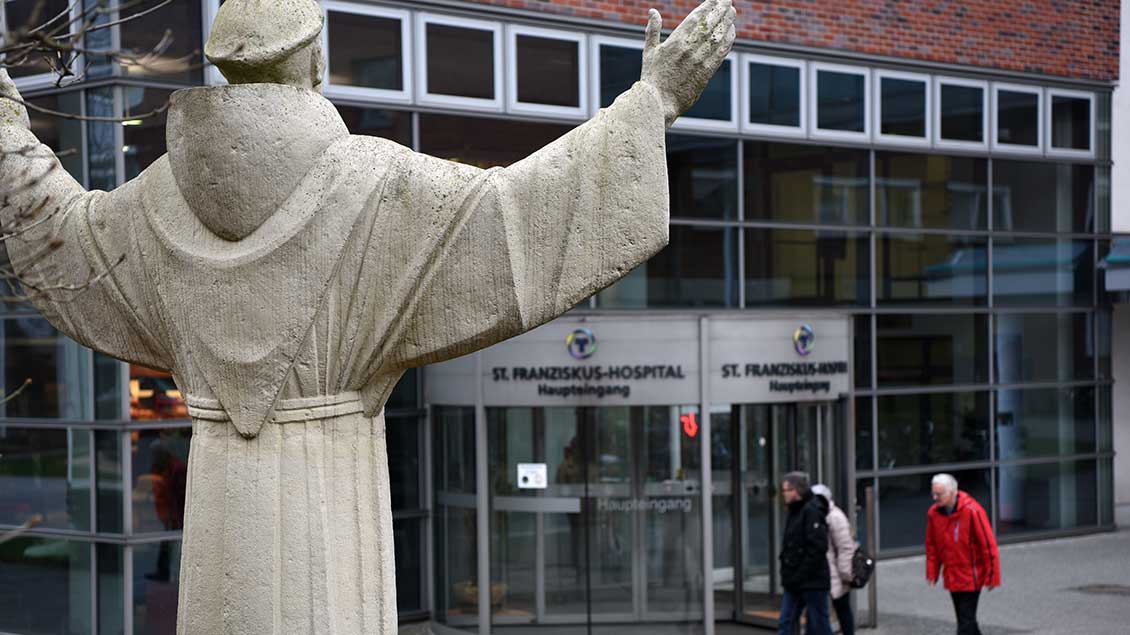 Statue des heiligen Franziskus vor dem Franziskus-Hospital in Münster