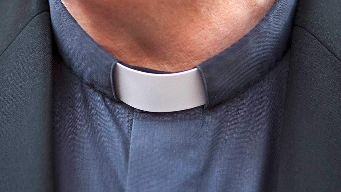 Kragen eines katholischen Priesters