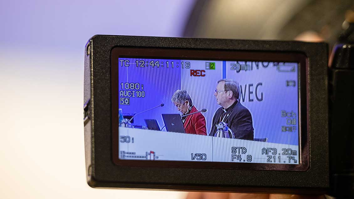 Irme Stetter-Karp und Georg Bätzing auf dem Display einer Kamera