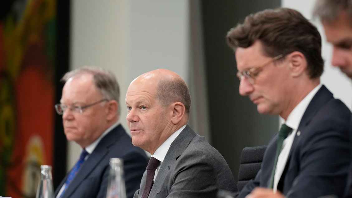 Stephan Weil, Olaf Scholz und Hendrik Wüst sitzen in einer Reihe. Foto: Political Moments (Imago)