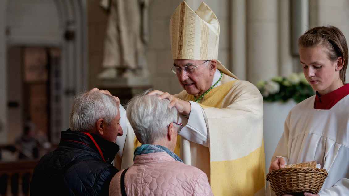 Bischof Genn segnet ein Ehepaar Foto: Ann-Christin Ladermann (pbm)