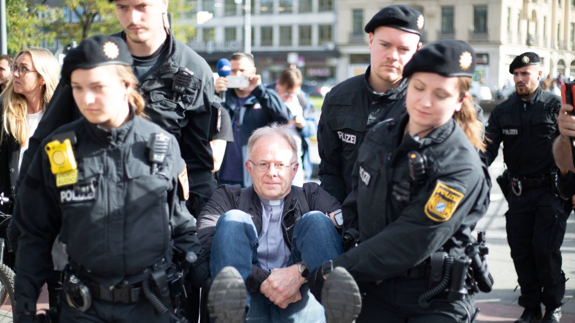 Jörg Alt wird von Polizisten weggetragen