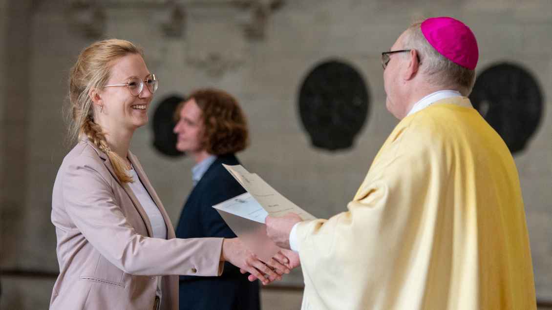 Eine Frau lächelt und schüttelt Weihbischof Hegge die Hand. Fotos: Ann-Christin Ladermann (pbm)