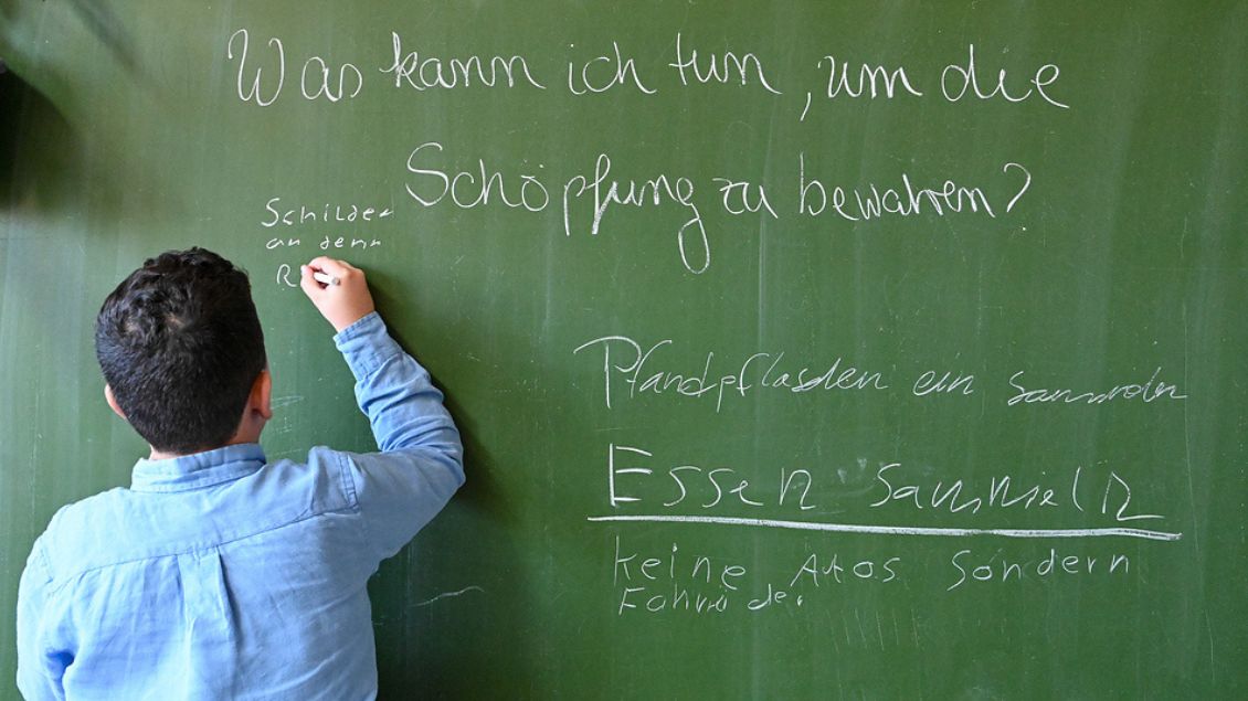 Ein Schüler schreibt an die Tafel Foto: Harald Oppitz (KNA)