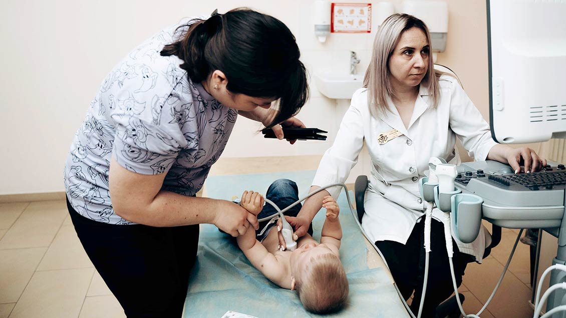 Behandlung eines Kindes im Krankenhaus Foto: pd