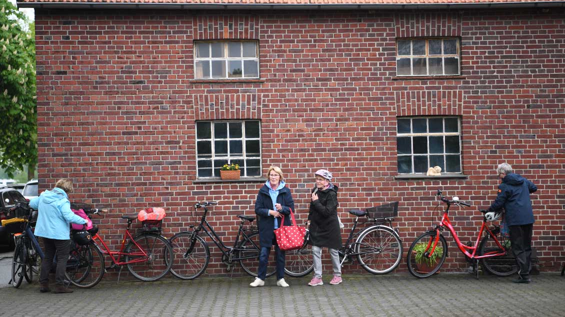 Gerade noch einmal geschafft: Die Frauen, die mit dem Rad gekommen sind, haben eine Regenpause abgepasst. | Foto: Michael Bönte