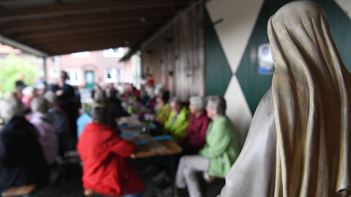 Die Frauen haben an langen Tischen vor der Marienstatue Platz genommen. | Foto: Michael Bönte