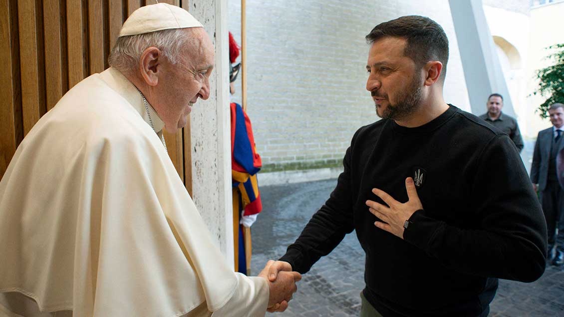 Papst Franziskus gibt Wolodymyr Selenskyj die Hand