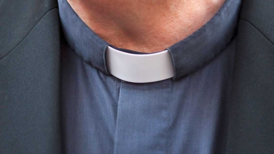 Kragen eines katholischen Priesters Symbolfoto: Thomas Trutschel (Photothek / Imago)