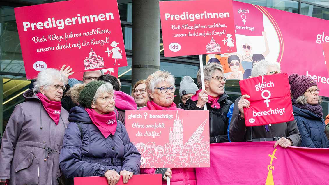 Demonstrierende Frauen. Plakate fordern Reformen in der Kirche Foto: Maximilian von Lachner (Synodaler Weg)
