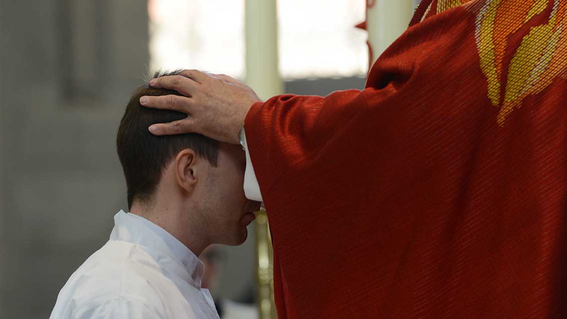 Ein Bischof legt einem Kandidaten bei der Priesterweihe die Hände auf. Archivfoto: Michael Bönte