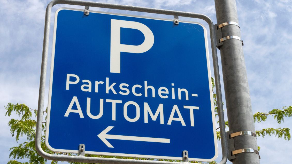 Ein Schild mit der Aufschrift "Parkscheinautomat".