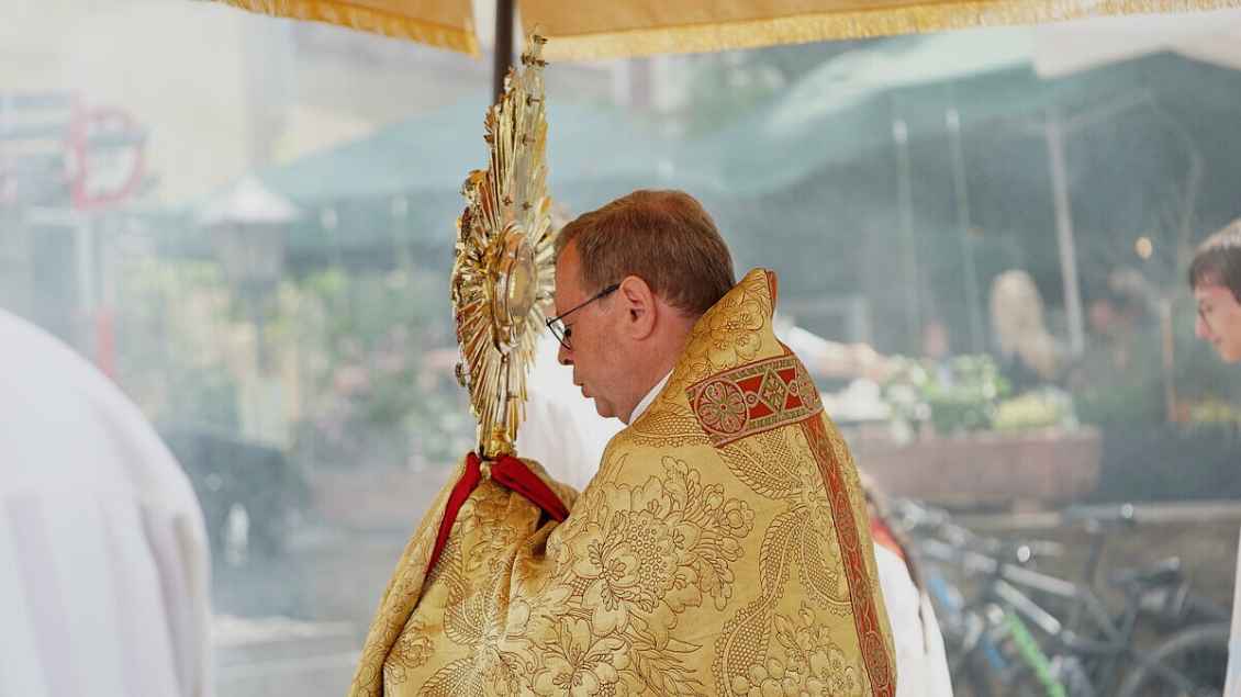Bischof Bätzing bei der Fronleichnamsprozession Foto: C. Beese (Bistum Limburg)