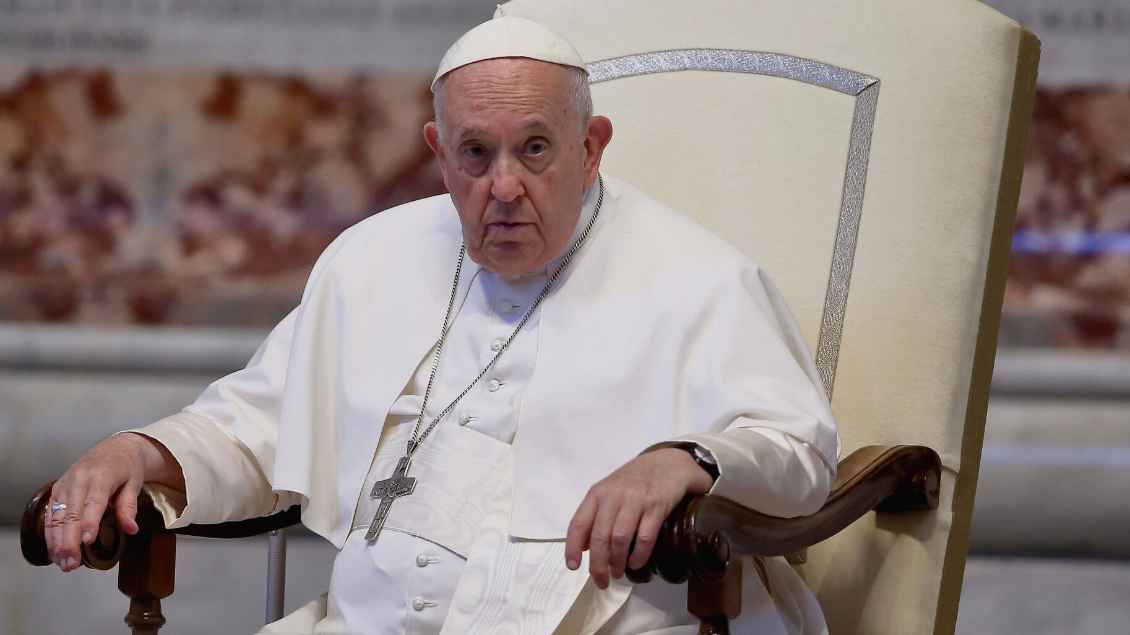 Papst Franziskus auf Stuhl sitzend