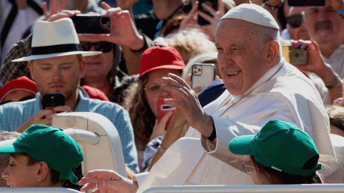 Papst Franziskus fährt durch die Menge Foto: ABACAPRESS (imago)