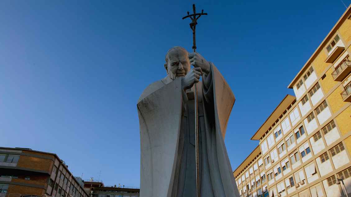Fassade mit Papst-Statue vor der Gemelli-Klinik in Rom