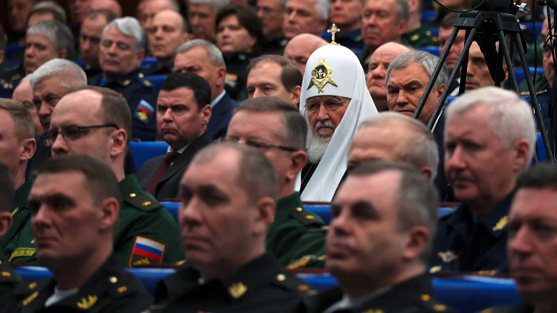 Patriarch Kyrill mit Militärs