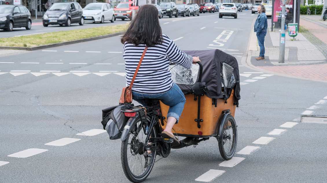 Eine Frau fährt mit einem Lastenrad