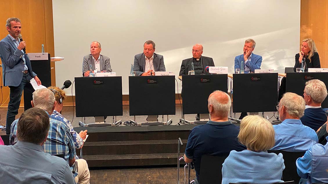 Unter der Moderation von Joachim Frank diskutierten auf dem Podium (von links) Stephan Orth, Peter Tenbusch, Bischof Felix Genn, Thomas Großbölting und Lioba Werth.
