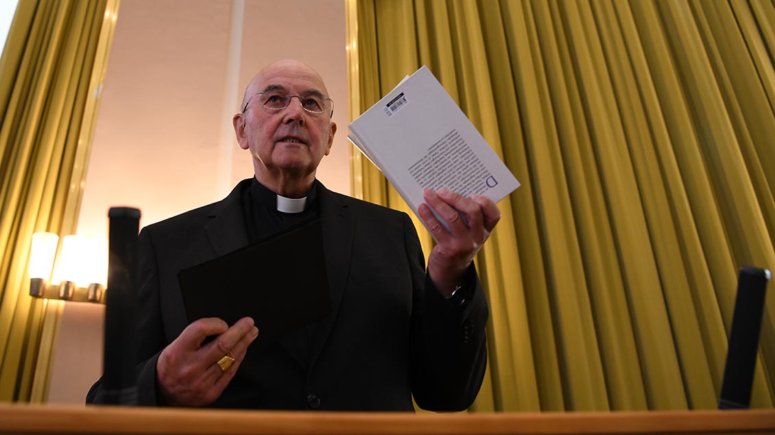 Bischof Felix Genn mit dem Missbrauchsgutachten Foto: Michael Bönte