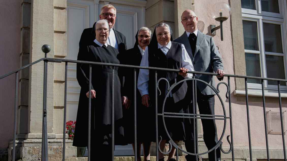 Nonnen und der emeritierte Erzbischof vor dem Bischofshaus