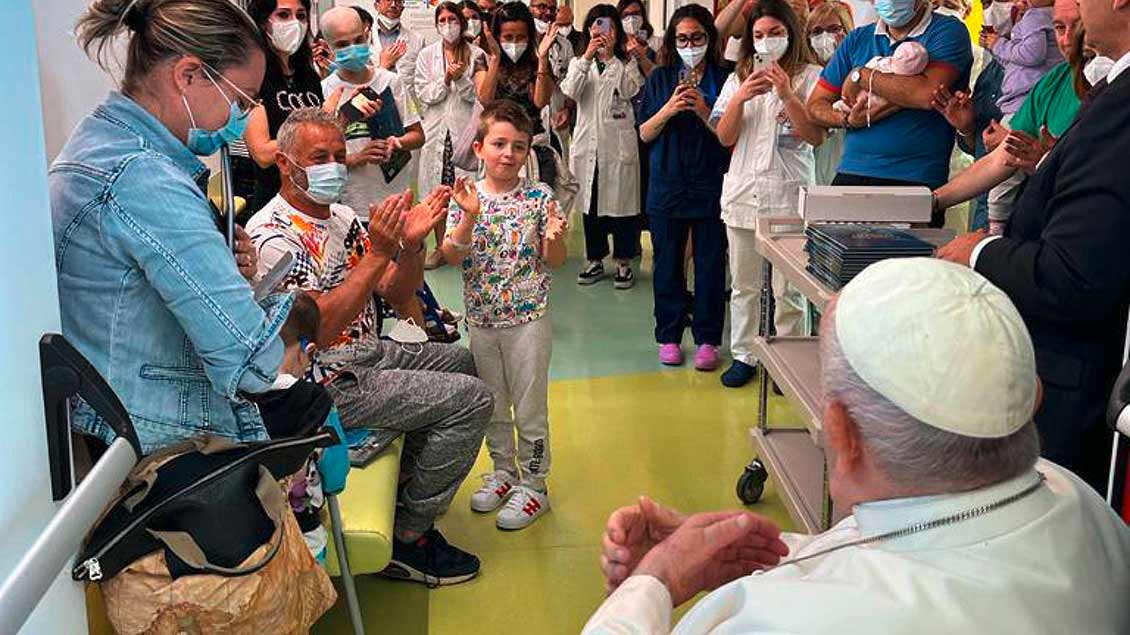 Papst Franziskus trifft kleine Patienten und Patientinnen der Kinderonkologie und -neurochirugie der römischen Gemelli-Klinik, in der er sich seit einer Darm-Operation aufhält.