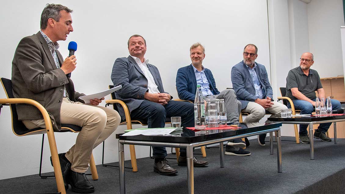 Moderiert von Andreas Gebbink (links) diskutierten Peter Tenbusch, Thomas Großbölting, Peter Frings und Frank Wietharn über sexuelle Gewalt in der Kirche.
