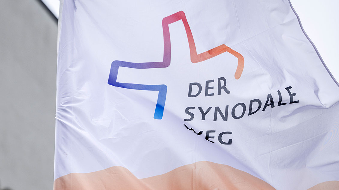 Fahne des Synodalen Wegs Foto: Maximilian von Lachner (Synodaler Weg)
