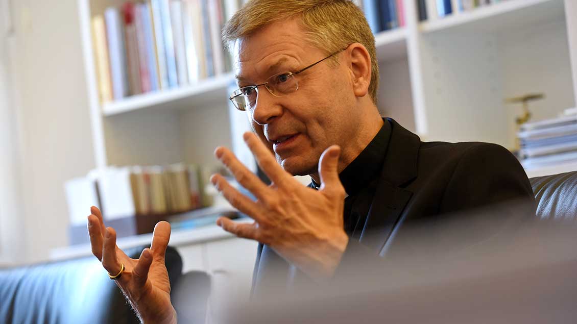 Weihbischof Stefan Zekorn im Gespräch