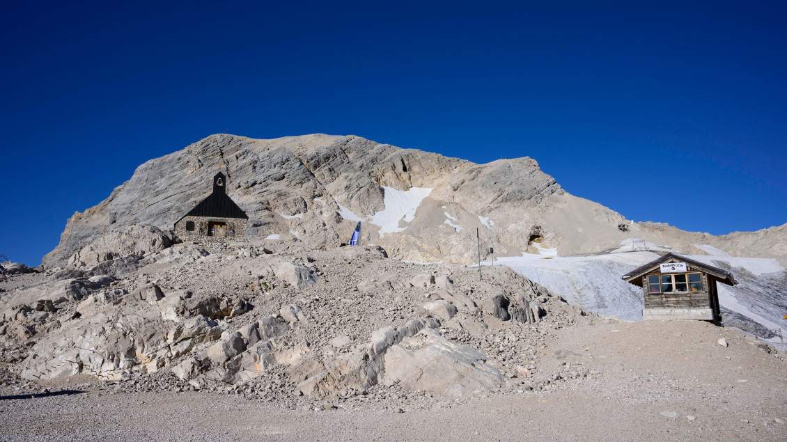 Eine Kapelle ist in einen Berg gebaut. Daneben ist ein Gletscher. Foto: Stefan M Prager (imago)