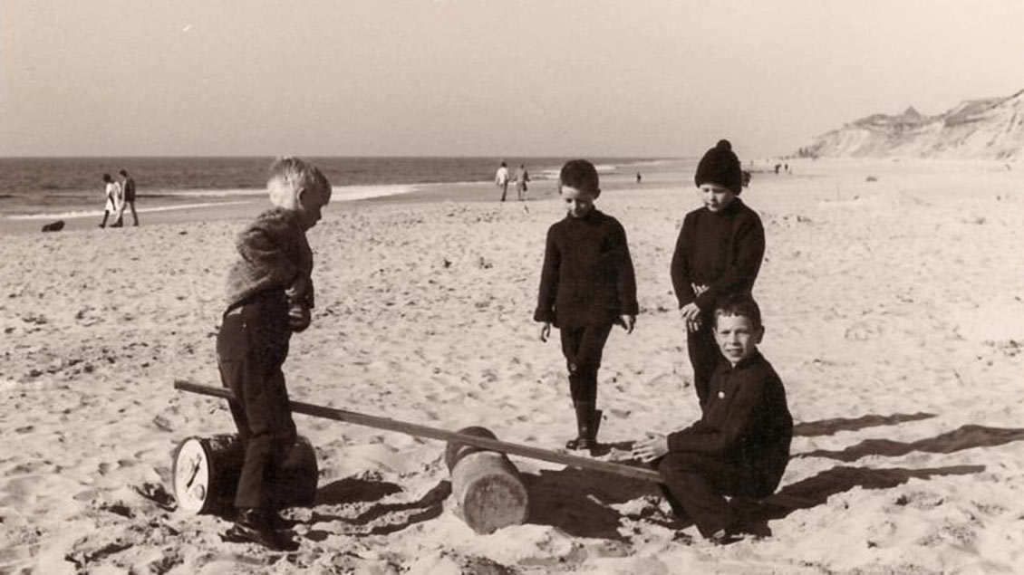 Matthias Vollmer (rechts) als Neunjähriger auf der Wippe am Strand von Sylt.