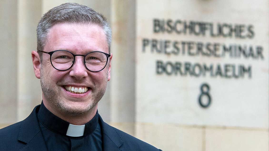 Philip Peters vor der Tür des Priesterseminars in Münster