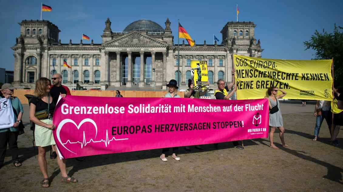 Asylrechts-Demo vor dem Reichstag in Berlin