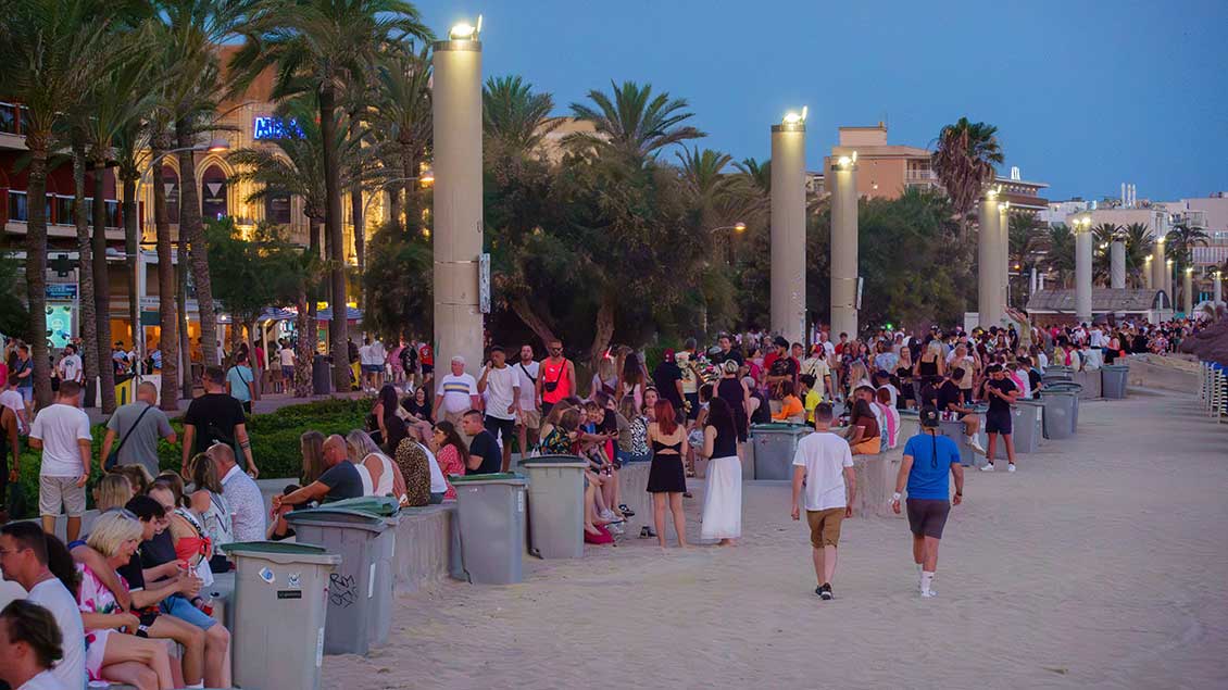 Menschen auf der Promenade am Ballermann auf Mallorca