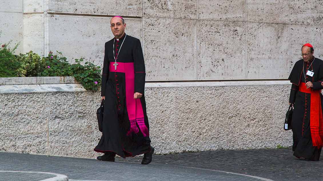 Erzbischof Víctor Manuel Fernández läuft an einer Vatikan-Mauer entlang