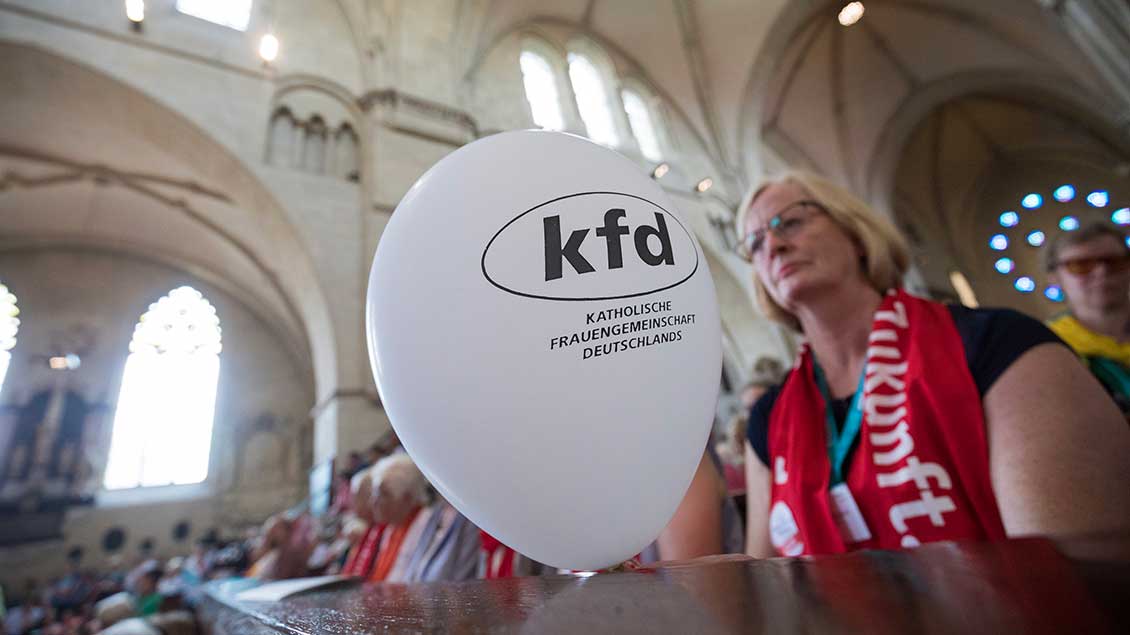 Frau mit KFD-Ballon im Münsteraner Dom Symbolfoto: Kay Herschelmann (pd)