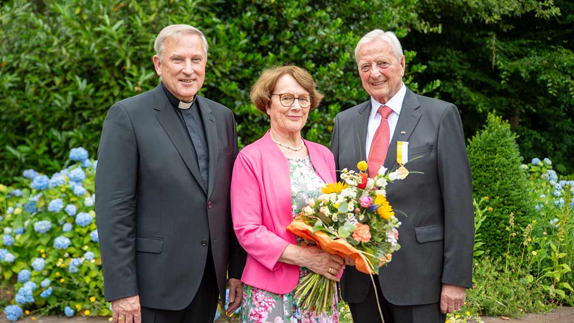 Von links: Weihbischof Wilfried Theising, Irmgard Krapp, Clemens-August Krapp