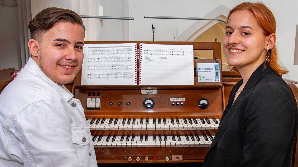 Luis und Lena Przystawik an einer Orgel. 