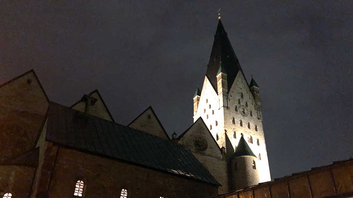 Turm des Paderborner Doms vor Nachthimmel