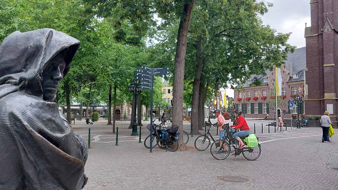 Die bronzene Pilgerstatue am Übergang von der Hauptstraße zum Kapellenplatz. | Foto: Cordula Spangenberg Foto: Cordula Spangenberg