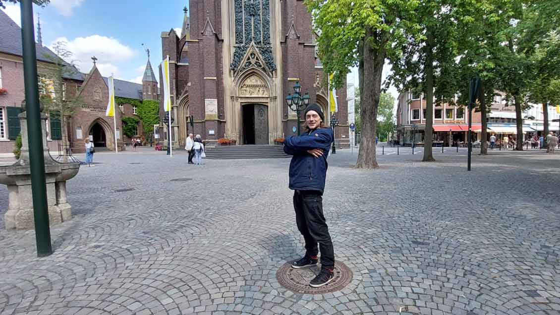 Mitten im Geschehen: Marvin verbringt täglich viel Zeit auf dem Platz zwischen den vier Kirchen und Kapellen. | Foto: Cordula Spangenberg