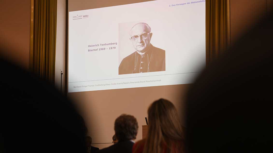 Foto von Bischof Tenhumberg auf einer Leinwand Foto: Michael Bönte