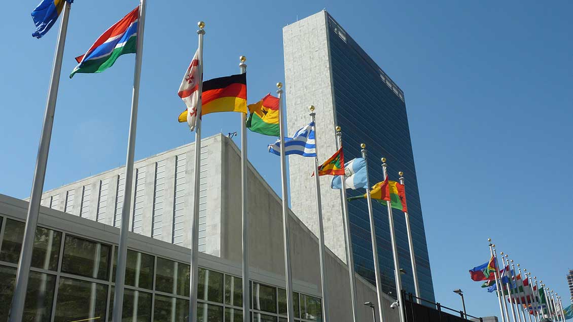 Flaggen vor dem Hauptquartier der UNO in New York